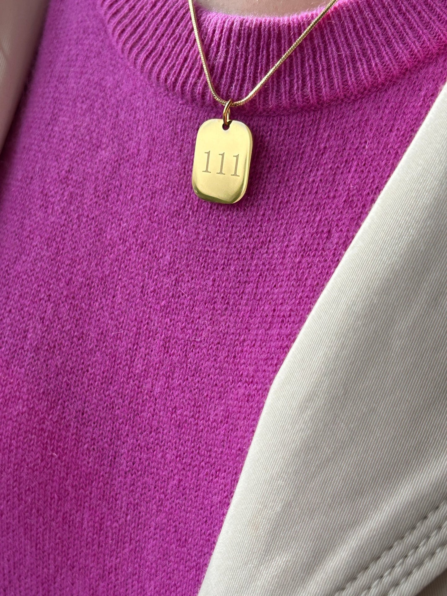 Golden Guidance: Vergoldete Kette mit der Engelszahl 111